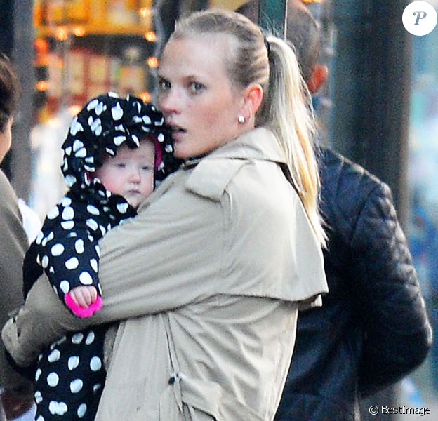Exclusif - Anne V se promène avec sa fille Alaska dans les rues de New York, le 10 janvier 2016