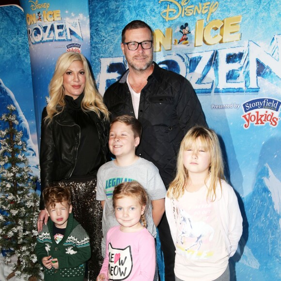 Finn McDermott, sa femme Tori Spelling et leurs enfants Liam McDermott, Dean McDermott, Hattie McDermott, Stella McDermott lors de première de "Frozen" de Disney On Ice à Los Angeles, le 10 décembre 2015.