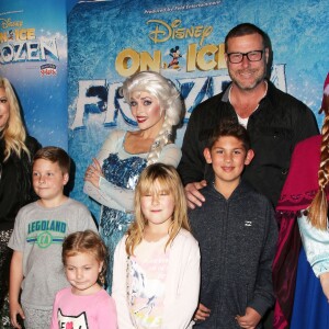 Finn McDermott, sa femme Tori Spelling et leurs enfants Liam McDermott, Dean McDermott, Hattie McDermott, Stella McDermott et guest lors de première de "Frozen" de Disney On Ice à Los Angeles, le 10 décembre 2015.