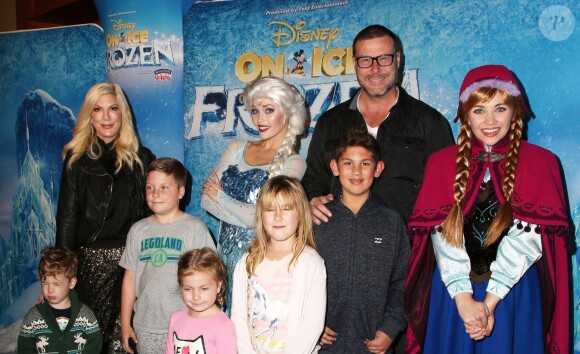 Finn McDermott, sa femme Tori Spelling et leurs enfants Liam McDermott, Dean McDermott, Hattie McDermott, Stella McDermott et guest lors de première de "Frozen" de Disney On Ice à Los Angeles, le 10 décembre 2015.