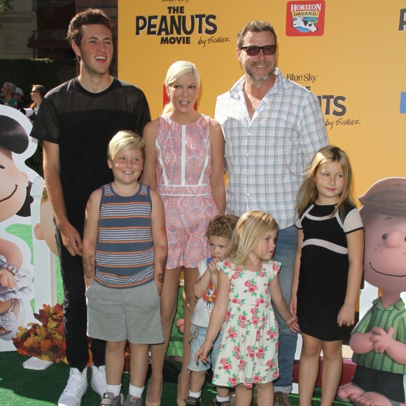 Jack Montgomery McDermott, Tori Spelling, Dean McDermott et leurs enfants Stella Doreen, Finn Davey, Hattie Margaret et Liam Aaron McDermott - Première du film "Snoopy et les Peanuts" à Westwood. Le 1er novembre 2015