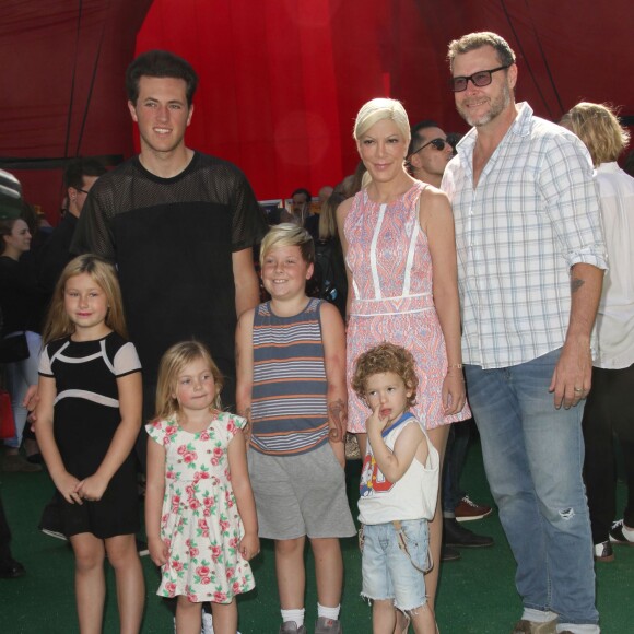 Jack Montgomery McDermott, Tori Spelling, Dean McDermott et leurs enfants Stella Doreen, Finn Davey, Hattie Margaret et Liam Aaron McDermott - Première du film "Snoopy et les Peanuts" à Westwood. Le 1er novembre 2015