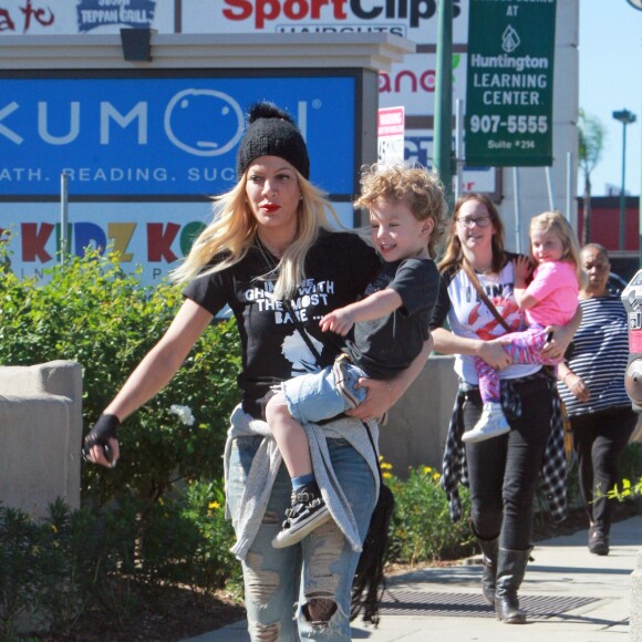 Exclusif - Tori Spelling fait du shopping avec sa nounou et son amie Patsy Lemmers à Woodland Hills, le 30 novembre 2015