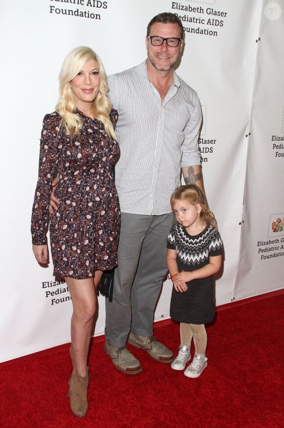 Tori Spelling, Dean McDermott et leur fille Hattie Margaret - People à la 26ème soirée caritative «The Elizabeth Glaser Pediatric AIDS» à Los Angeles. Le 25 octobre 2015