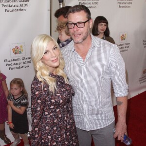 Tori Spelling, Dean McDermott - People à la 26ème soirée caritative «The Elizabeth Glaser Pediatric AIDS» à Los Angeles. Le 25 octobre 2015