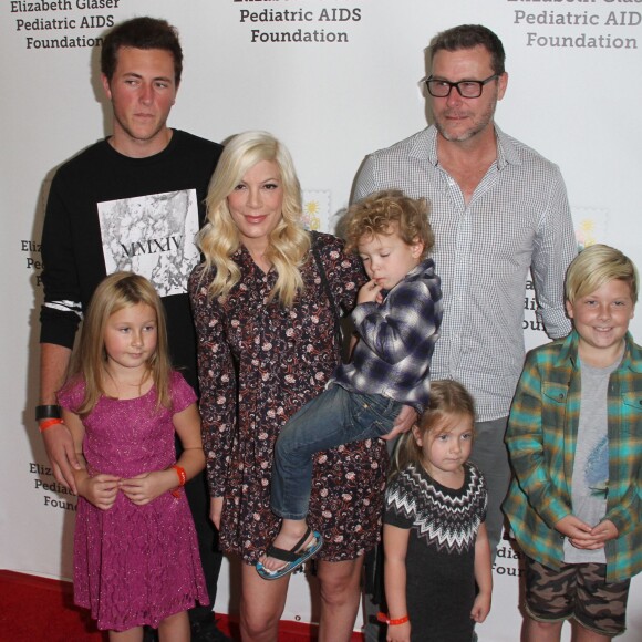 Jack Montgomery McDermott, Tori Spelling, Dean McDermott et leurs enfants Stella Doreen, Finn Davey, Hattie Margaret et Liam Aaron McDermott - People à la 26ème soirée caritative «The Elizabeth Glaser Pediatric AIDS» à Los Angeles. Le 25 octobre 2015