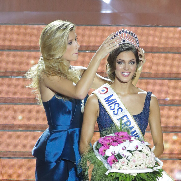 Camille Cerf, Miss France 2015 et Iris Mittenaere, Miss France 2016 - Iris Mittenaere, Miss Nord-Pas-de-Calais élue Miss France 2016 lors du concours organisé à Lille, le 19 décembre 2015. Iris Mittenaere est née le 25 janvier 1993 à Lille, mesure 1m72 et est actuellement en 5ème année de chirurgie dentaire.