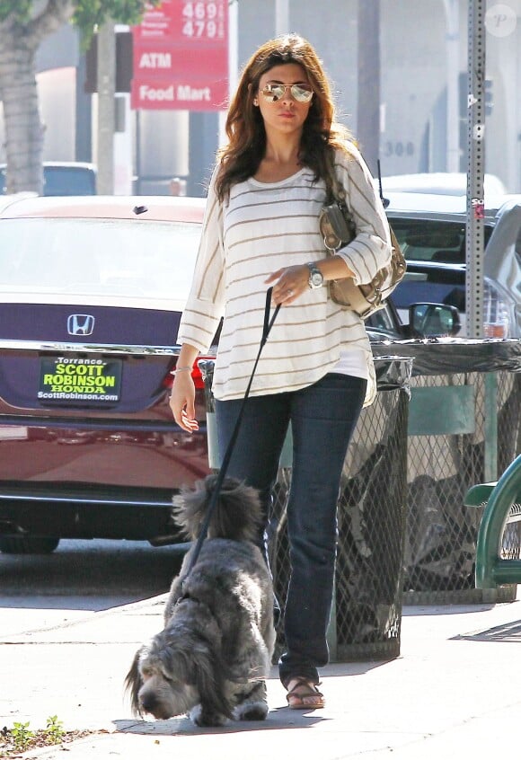 Jamie Lynn Sigler fait du shopping avec son chien a Los Angeles le 14 fevrier 2013.