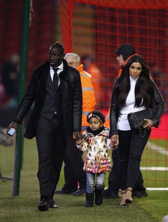 Mamadou Sakho, son épouse Madja et leur fille Aïda à Anfield à Liverpool lors du match de Cup le 20 janvier 2016 face à Exeter.