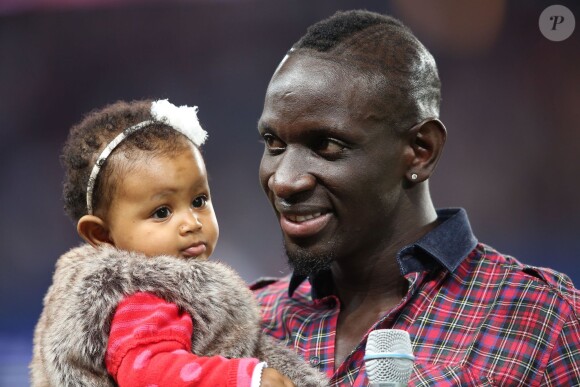 Mamadou Sakho et sa fille Aïda lors de ses adieux au Parc des Princes, le 22 septembre 2013 à Paris