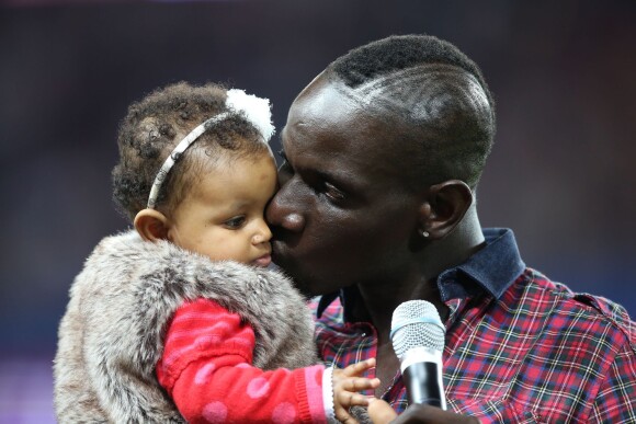 Mamadou Sakho et sa fille Aïda lors de ses adieux au Parc des Princes, le 22 septembre 2013 à Paris