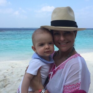 La princesse Madeleine de Suède, qui pose ici avec son fils le prince Nicolas devant le lagon, a publié jeudi 21 janvier 2016 sur sa page Facebook des photos de ses vacances en famille aux Maldives.