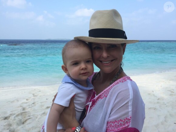 La princesse Madeleine de Suède, qui pose ici avec son fils le prince Nicolas devant le lagon, a publié jeudi 21 janvier 2016 sur sa page Facebook des photos de ses vacances en famille aux Maldives.
