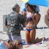 Exclusif - Robert De Niro met de la crème solaire à Aubrey Plaza sur le tournage du film "Dirty Grandpa" à Tybee Island en Georgie, le 4 mai 2015.