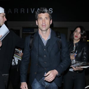 Patrick Dempsey signe des autographes à son arrivée à l'aéroport LAX de Los Angeles le 21 décembre 2015