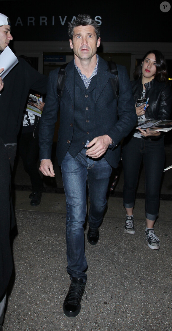 Patrick Dempsey signe des autographes à son arrivée à l'aéroport LAX de Los Angeles le 21 décembre 2015
