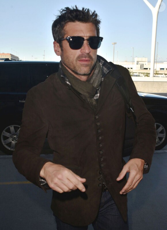Patrick Dempsey prend un vol à l'aéroport de Los Angeles, le 16 novembre 2015.