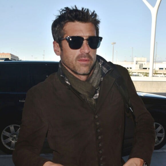 Patrick Dempsey prend un vol à l'aéroport de Los Angeles, le 16 novembre 2015.