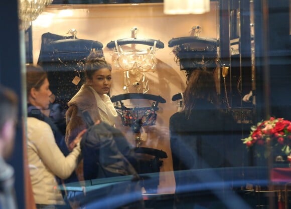 Gigi et Bella Hadid font du shopping au magasin "Agent Provocateur" situé rue Cambon. Paris, le 21 janvier 2016.