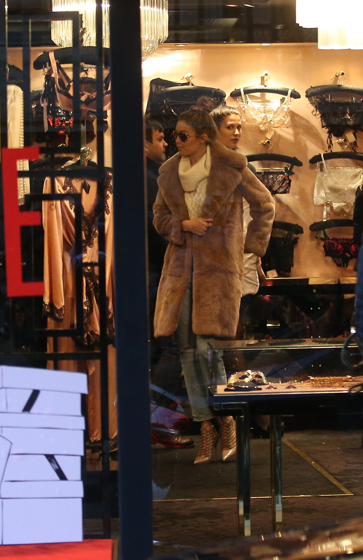 Photo : Gigi et Bella Hadid au magasin "Agent Provocateur" situé rue