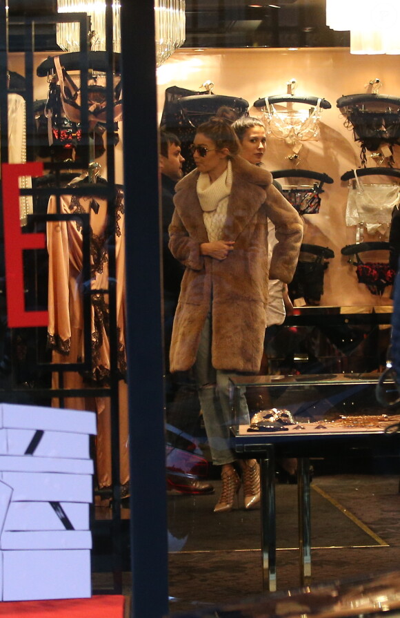 Gigi et Bella Hadid au magasin "Agent Provocateur" situé rue Cambon. Paris, le 21 janvier 2016.
