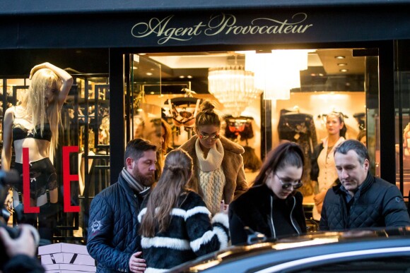 Gigi Hadid et sa soeur Bella Hadid quittent le magasin de lingerie "Agent Provocateur" à Paris le 21 janvier 2016. © Cyril Moreau / Bestimage.
