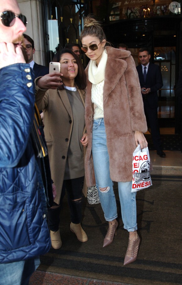 Gigi et Bella Hadid quittent l'hôtel George V à Paris, le 21 janvier 2016.