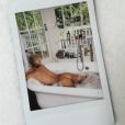 La styliste de Kate Hudson a publié cette photo de l'actrice, toute nue dans son bain, les fesses à l'air. (photo publiée le 5 novembre 2015)