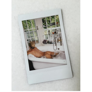 La styliste de Kate Hudson a publié cette photo de l'actrice, toute nue dans son bain, les fesses à l'air. (photo publiée le 5 novembre 2015)