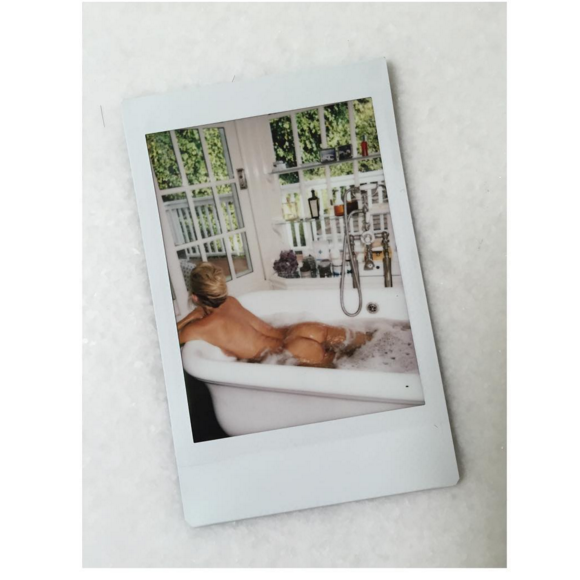 La styliste de Kate Hudson a publié cette photo de l'actrice, toute nue dans son bain, les fesses à l'air. (photo publiée le 5 novembre 2015)