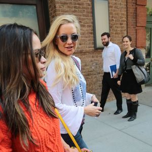 Kate Hudson avec sa styliste Sophie Lopez dans la rue à New York le 21 octobre 2015.