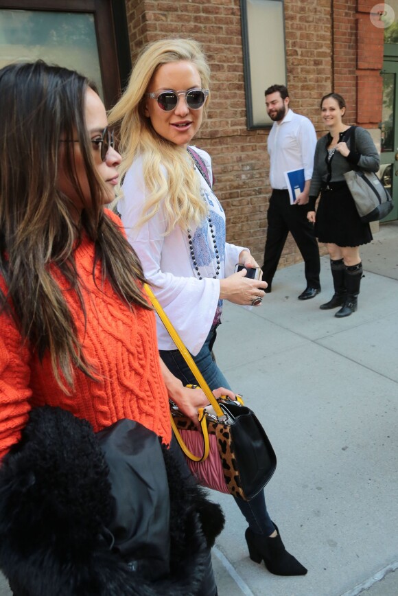 Kate Hudson avec sa styliste Sophie Lopez dans la rue à New York le 21 octobre 2015.