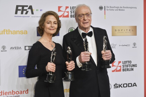 Charlotte Rampling (Meilleure actrice) et Michael Caine (Meilleur acteur) - Photocall lors de la 28ème cérémonie annuelle des "European Film Awards" à Berlin, le 12 décembre 2015.