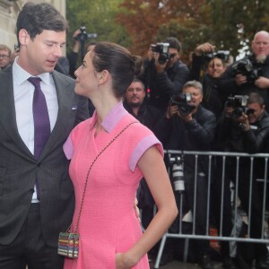 Benjamin Walker et sa compagne Kaya Scodelario - Arrivées au défilé de mode "Chanel", collection prêt-à-porter printemps-été 2016, à Paris. Le 6 octobre 2015