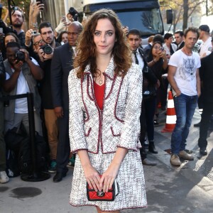 Kaya Scodelario - Arrivées au défilé de mode "Chanel", collection prêt-à-porter printemps-été 2015, au Grand Palais à Paris. Le 30 septembre 2014