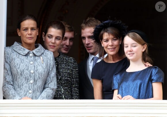 La princesse Caroline de Hanovre avec ses enfants Charlotte, Pierre et Andrea Casiraghi et la princesse Alexandra de Hanovre le 19 novembre 2011 au balcon du palais princier à Monaco lors de la Fête nationale.