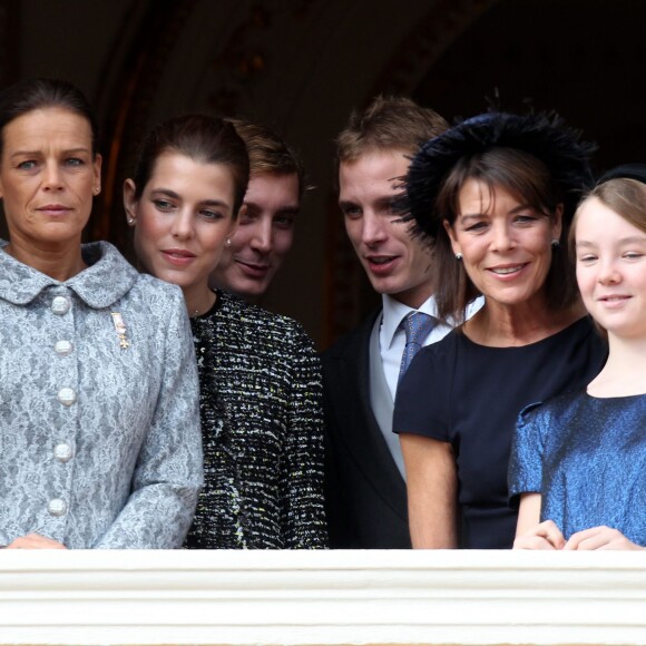 La princesse Caroline de Hanovre avec ses enfants Charlotte, Pierre et Andrea Casiraghi et la princesse Alexandra de Hanovre le 19 novembre 2011 au balcon du palais princier à Monaco lors de la Fête nationale.