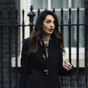 Amal Clooney quitte le No 10 Downing Street après un rendez-vous avec David Cameron et l'ancien président des Maldives Mohamed Nasheed, à Londres, le 23 janvier 2016 Photo by Steve Back / Barcroft Media/ABACAPRESS.COM