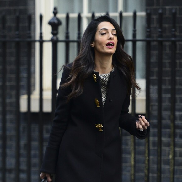 Amal Clooney quitte le No 10 Downing Street après un rendez-vous avec David Cameron et l'ancien président des Maldives Mohamed Nasheed, à Londres, le 23 janvier 2016 Photo by Steve Back / Barcroft Media/ABACAPRESS.COM