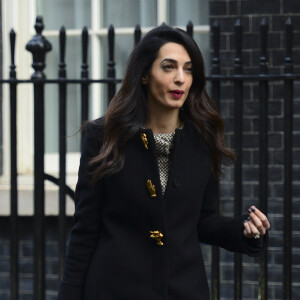 Amal Clooney quitte le No 10 Downing Street après un rendez-vous avec David Cameron et l'ancien président des Maldives Mohamed Nasheed, à Londres, le 23 janvier 2016 Photo by Steve Back / Barcroft Media/ABACAPRESS.COM