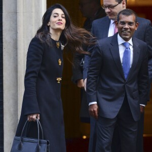 Amal Clooney quitte le No 10 Downing Street après un rendez-vous avec David Cameron et l'ancien président des Maldives Mohamed Nasheed, à Londres, le 23 janvier 2016 Photo by Steve Back / Barcroft Media/ABACAPRESS.COM