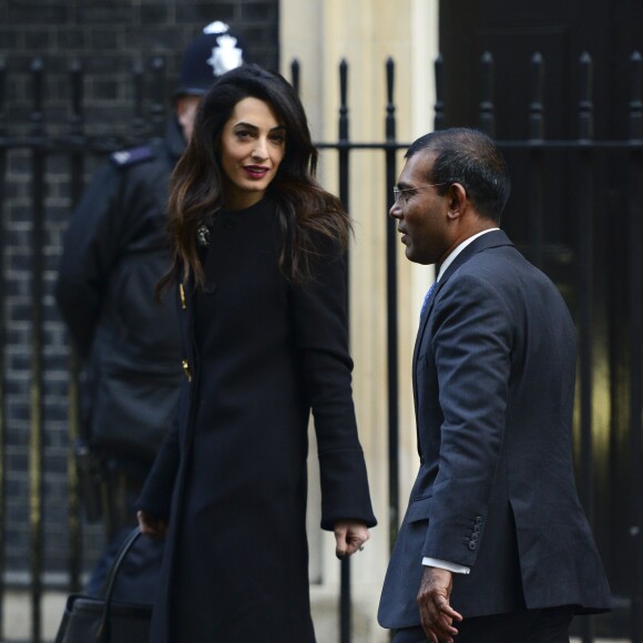 Amal Clooney quitte le No 10 Downing Street après un rendez-vous avec David Cameron et l'ancien président des Maldives Mohamed Nasheed, à Londres, le 23 janvier 2016 Photo by Steve Back / Barcroft Media/ABACAPRESS.COM