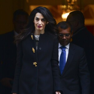 Amal Clooney quitte le No 10 Downing Street après un rendez-vous avec David Cameron et l'ancien président des Maldives Mohamed Nasheed, à Londres, le 23 janvier 2016 Photo by Steve Back / Barcroft Media/ABACAPRESS.COM