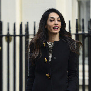 Amal Clooney quitte le No 10 Downing Street après un rendez-vous avec David Cameron et l'ancien président des Maldives Mohamed Nasheed, à Londres, le 23 janvier 2016 Photo by Steve Back / Barcroft Media/ABACAPRESS.COM