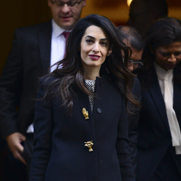 Amal Clooney quitte le No 10 Downing Street après un rendez-vous avec David Cameron et l'ancien président des Maldives Mohamed Nasheed, à Londres, le 23 janvier 2016 Photo by Steve Back / Barcroft Media/ABACAPRESS.COM