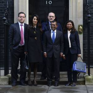 Amal Clooney quitte le No 10 Downing Street après un rendez-vous avec David Cameron et l'ancien président des Maldives Mohamed Nasheed, à Londres, le 23 janvier 2016 Photo by Steve Back / Barcroft Media/ABACAPRESS.COM