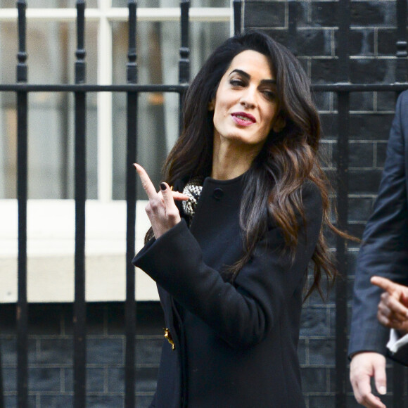 Amal Clooney quitte le No 10 Downing Street après un rendez-vous avec David Cameron et l'ancien président des Maldives Mohamed Nasheed, à Londres, le 23 janvier 2016 Photo by Steve Back / Barcroft Media/ABACAPRESS.COM