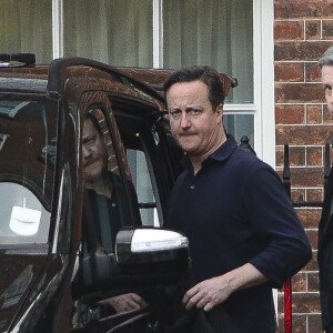 David Cameron et sa famille quittent Downing St pour aller passer le week-end à la campagne, après son rendez vous avec Amal Clooney et l'ancien président des Maldives Mohamed Nasheed, à Londres, le 23 janvier 2016