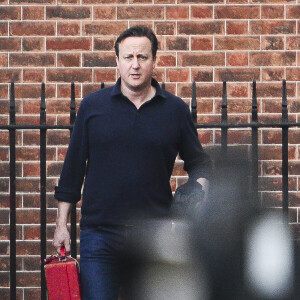 David Cameron et sa famille quittent Downing St pour aller passer le week-end à la campagne, après son rendez vous avec Amal Clooney et l'ancien président des Maldives Mohamed Nasheed, à Londres, le 23 janvier 2016