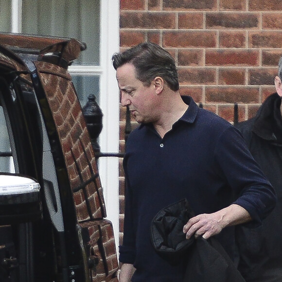 David Cameron et sa famille quittent Downing St pour aller passer le week-end à la campagne, après son rendez vous avec Amal Clooney et l'ancien président des Maldives Mohamed Nasheed, à Londres, le 23 janvier 2016